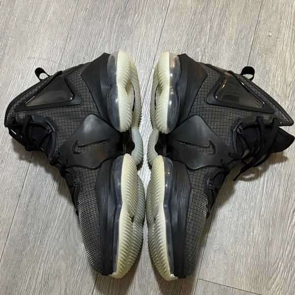 Nike Men's Black and Green Athletic Shoes